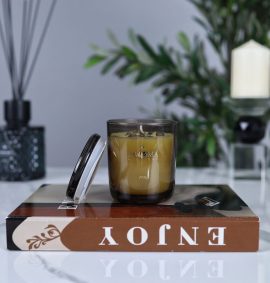 شمعة معطرة أنيقة برائحة الكمثرى – اسود – 200 غ