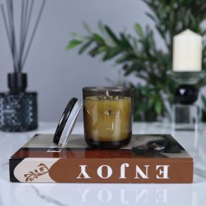 شمعة معطرة أنيقة برائحة الكمثرى – اسود – 200 غ